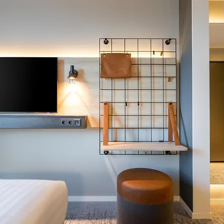 Moxy 3*
